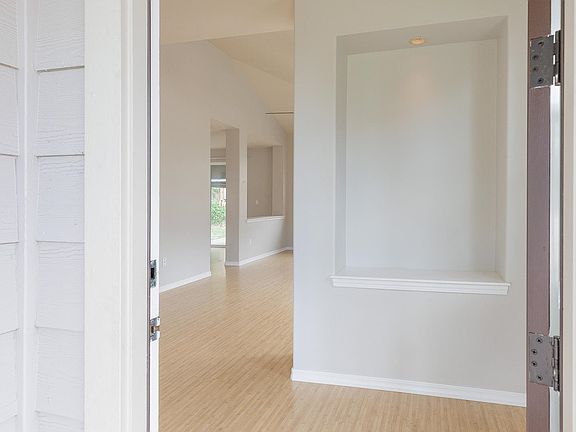 3rd image of 46 Maunaleo Pl