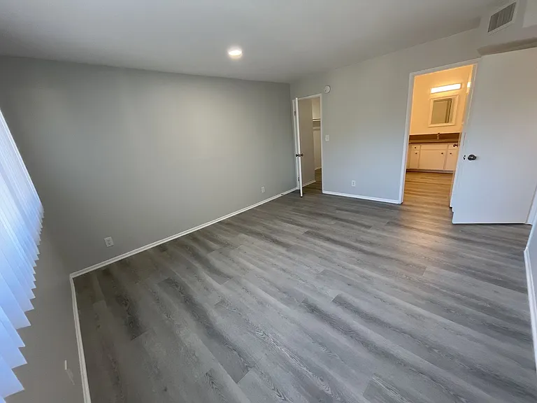 616 North Sweetzer Avenue — Photo 49