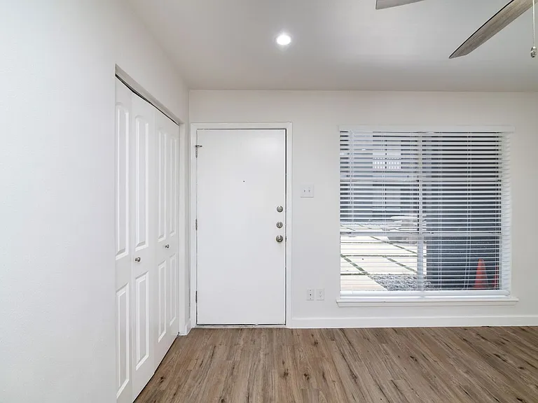2722 Throckmorton St — Photo 4