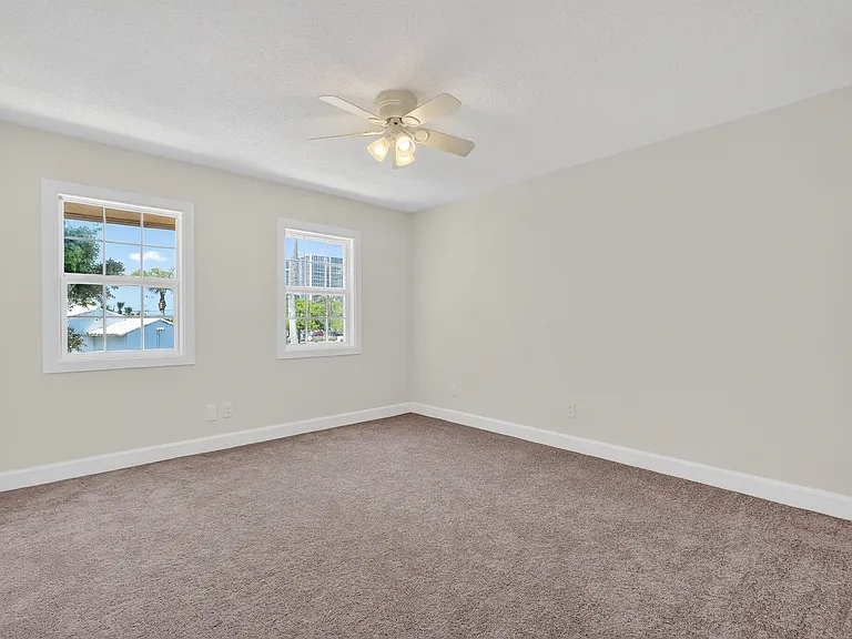 437 N Oleander Ave — Photo 7