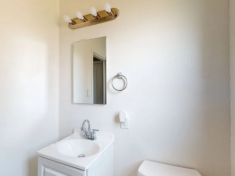 6625 Bancroft Ave — Photo 9