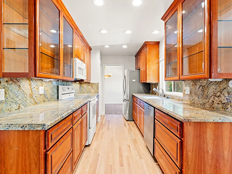 6923 Lassen St — Photo 10