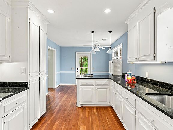 5th image of 514 W Beach Ct