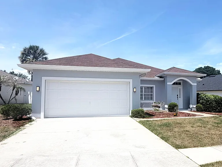 906 Berwick Dr — Photo 2