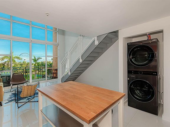 4th image of 253 NE 2nd St APT 432