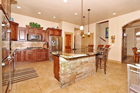 5th image of 720 W Aristocrat Dr