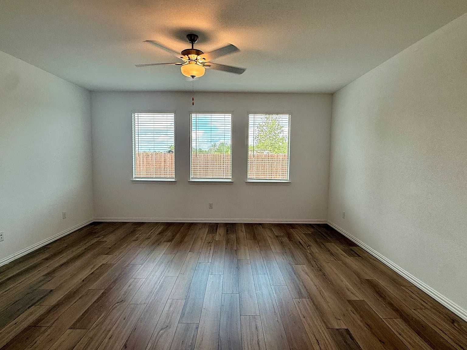 4 bed, 1996 sqft, $2,200 — Photo 4