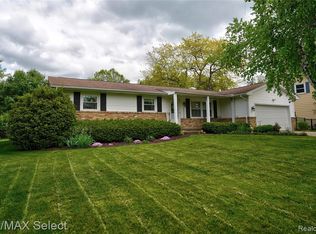 5220 Old Franklin Rd, Grand Blanc, MI 48439