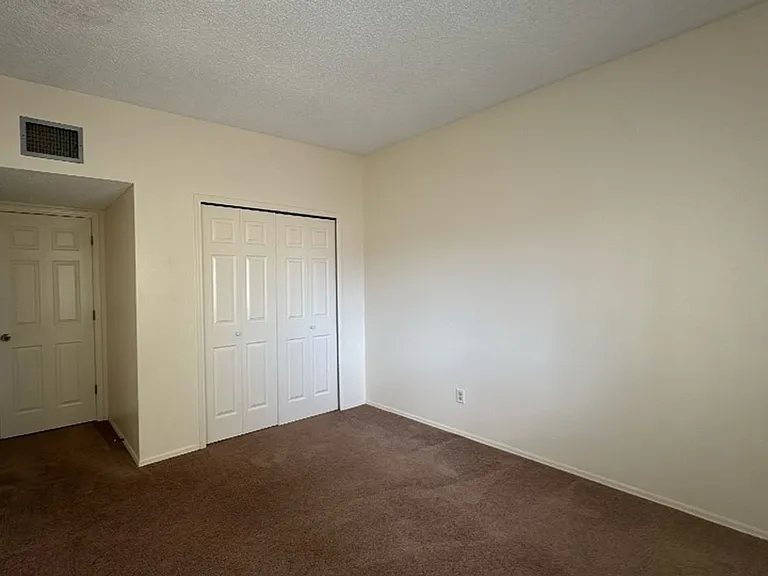 1041 Carmelita Dr — Photo 15
