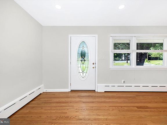 3rd image of 16215 Redland Rd