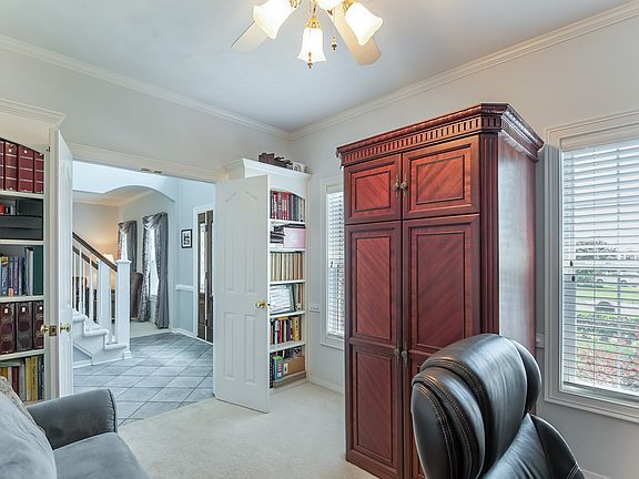 3rd image of 724 Edenbridge Dr