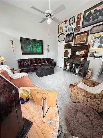 804 Spain St — Photo 4