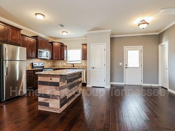 5th image of 703 Yosemite Ct
