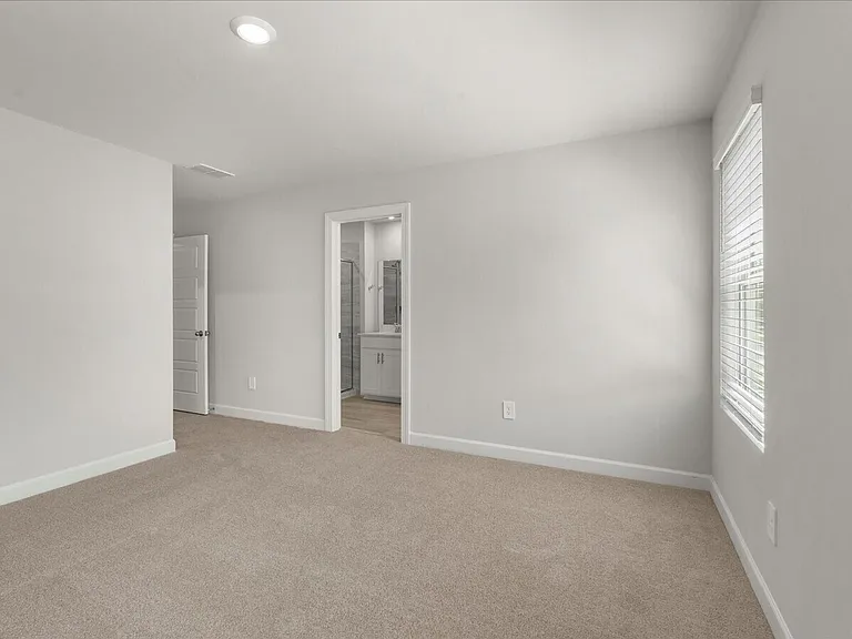 855 Ernest Ln — Photo 7