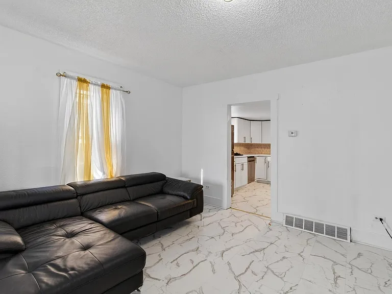 307 E Oak St #B — Photo 3