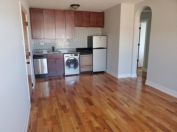 4th image of 556 W Arlington Pl APT 2