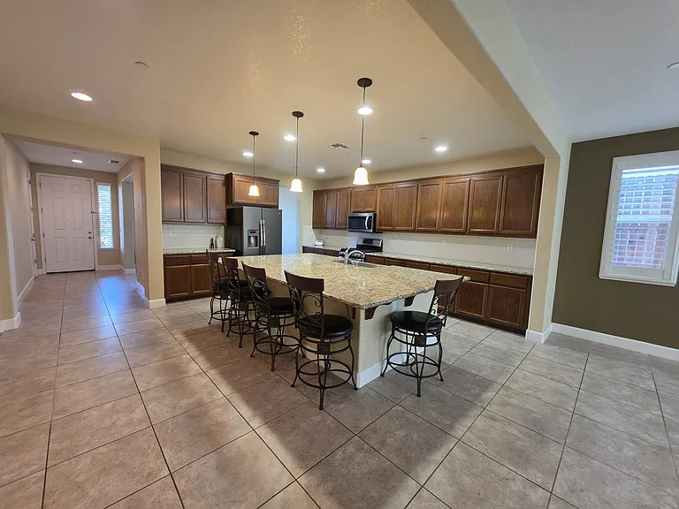 1402 Skibbereen Way — Photo 2