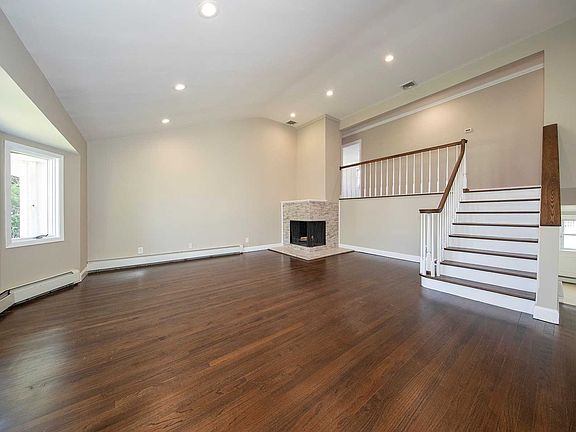 3rd image of 20 Bayview St W