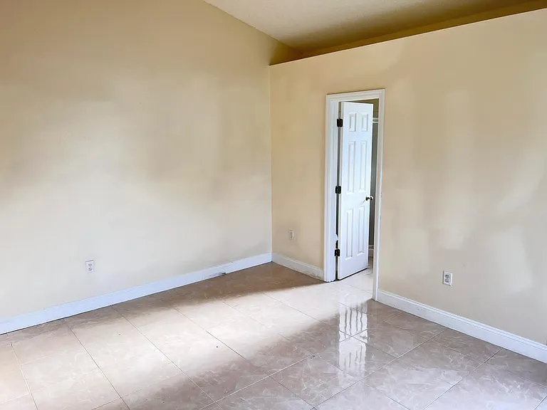 961 Derbyshire Dr — Photo 10