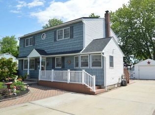 44 Coolidge Ave, Amity Harbor, NY 11701