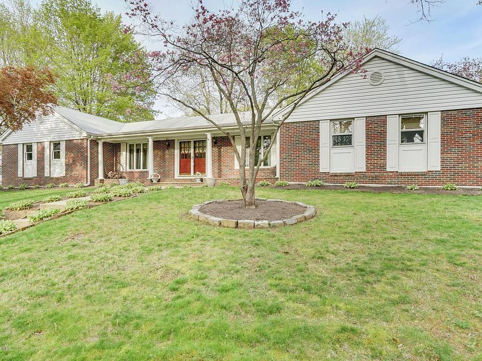 1st image of 31 Dogwood Dr