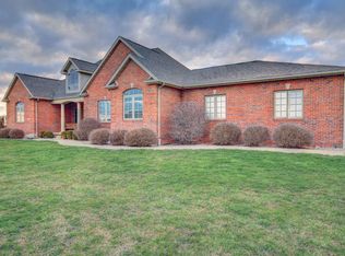 201 Hawks Ln, Broadlands, IL