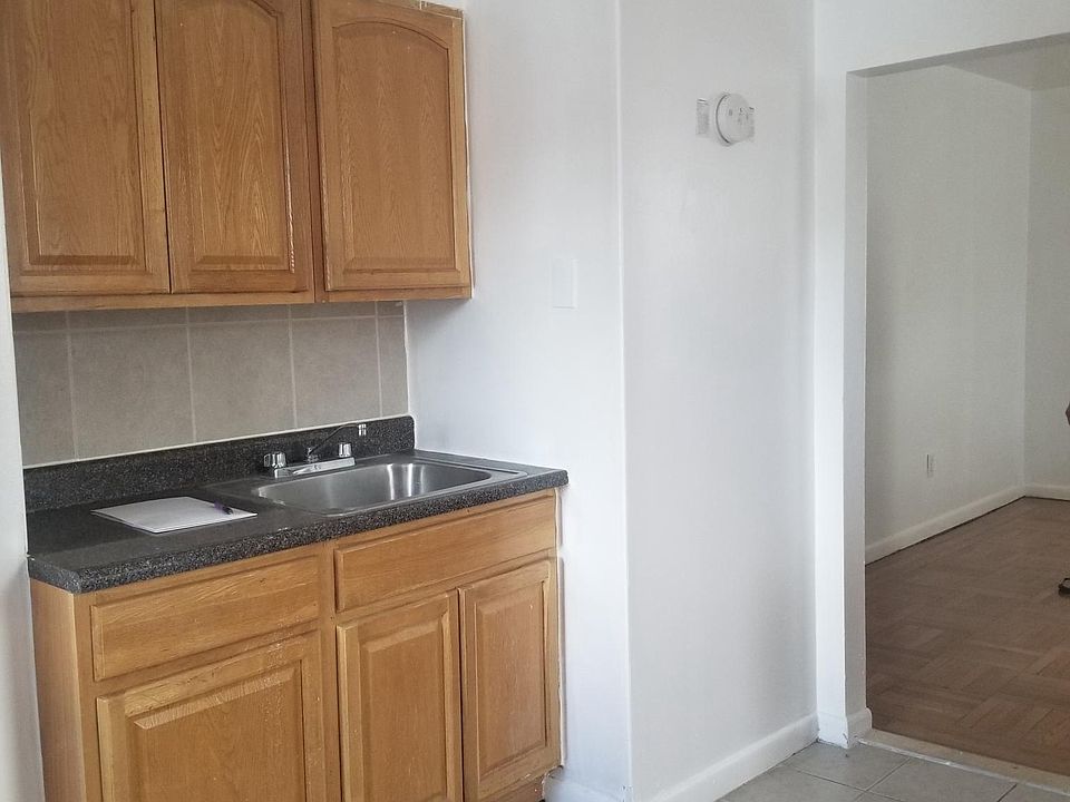 2nd image of 422 Quincy Ave #3