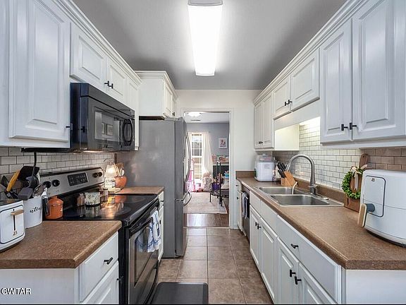5th image of 93 Cobblestone Dr