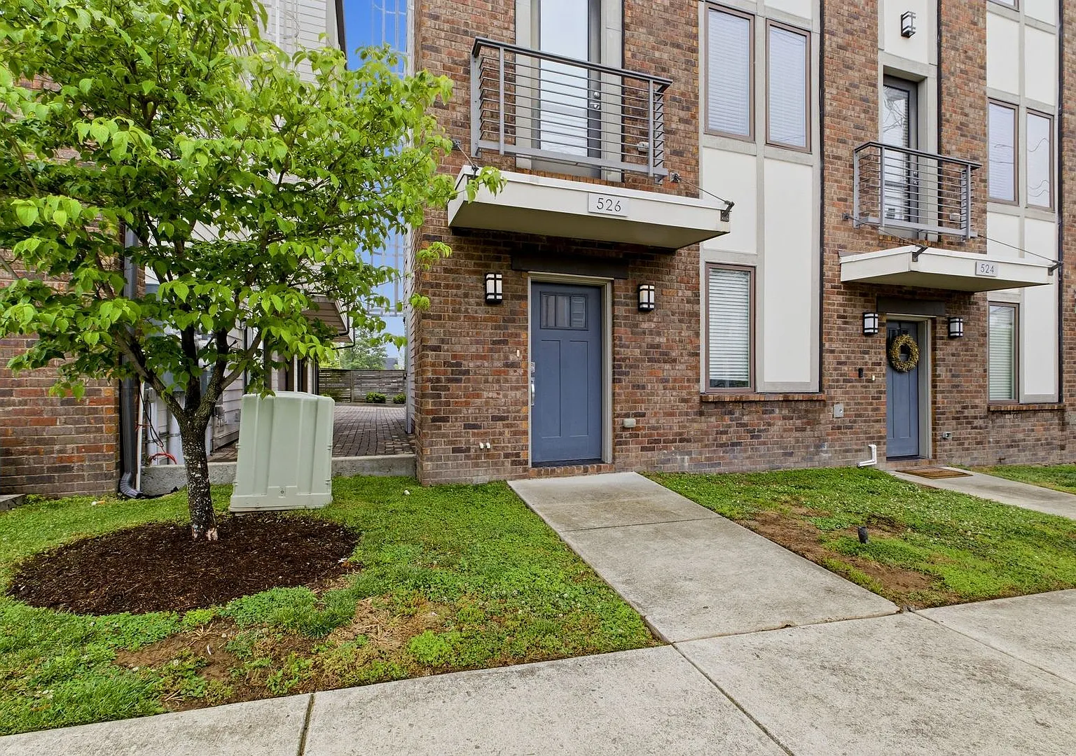 Modern 2 Bedroom Townhouse — Photo 1