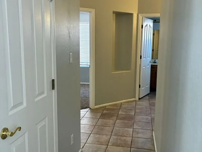 529 E Cantebria Dr — Photo 6