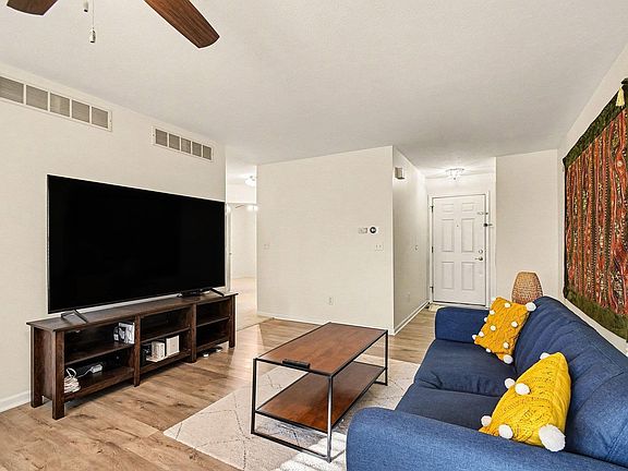 5th image of 2025 E Jefferson Blvd