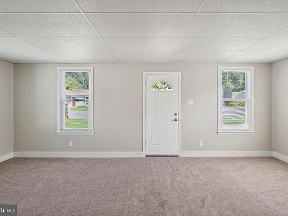 4th image of 924 Charles St