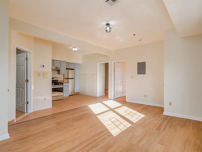 15 Isabella Ave #2R — Photo 3