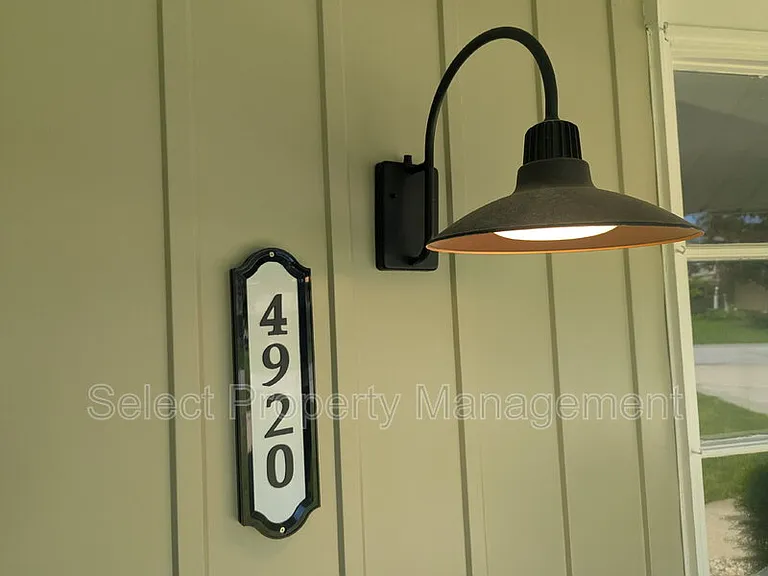 4920 Desoto Dr — Photo 3
