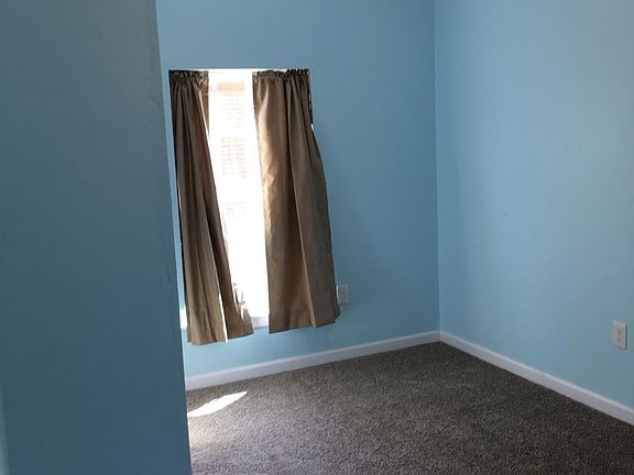 comfortable bedrooms w/clean carpet