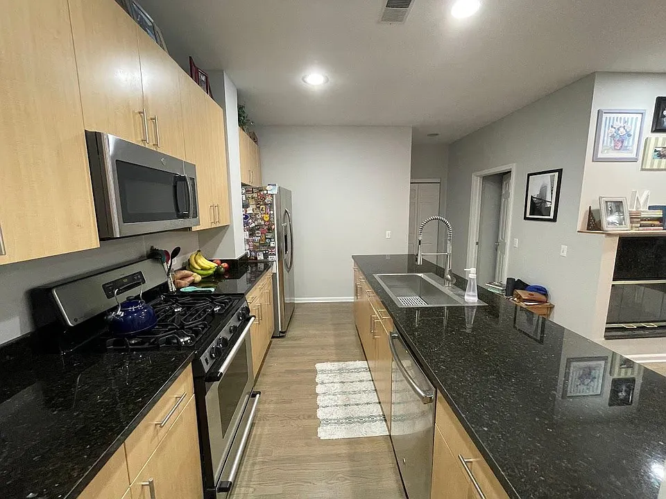 2040 W Belmont Ave #404