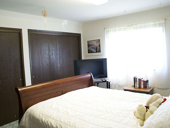 Double Closets In Mast.