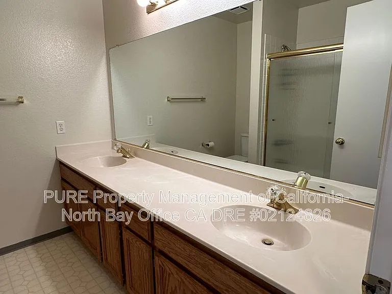 15 Regents Cir — Photo 19