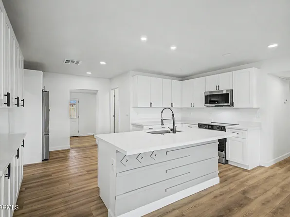 1004 W MANHATTON Drive, Tempe, AZ 85282