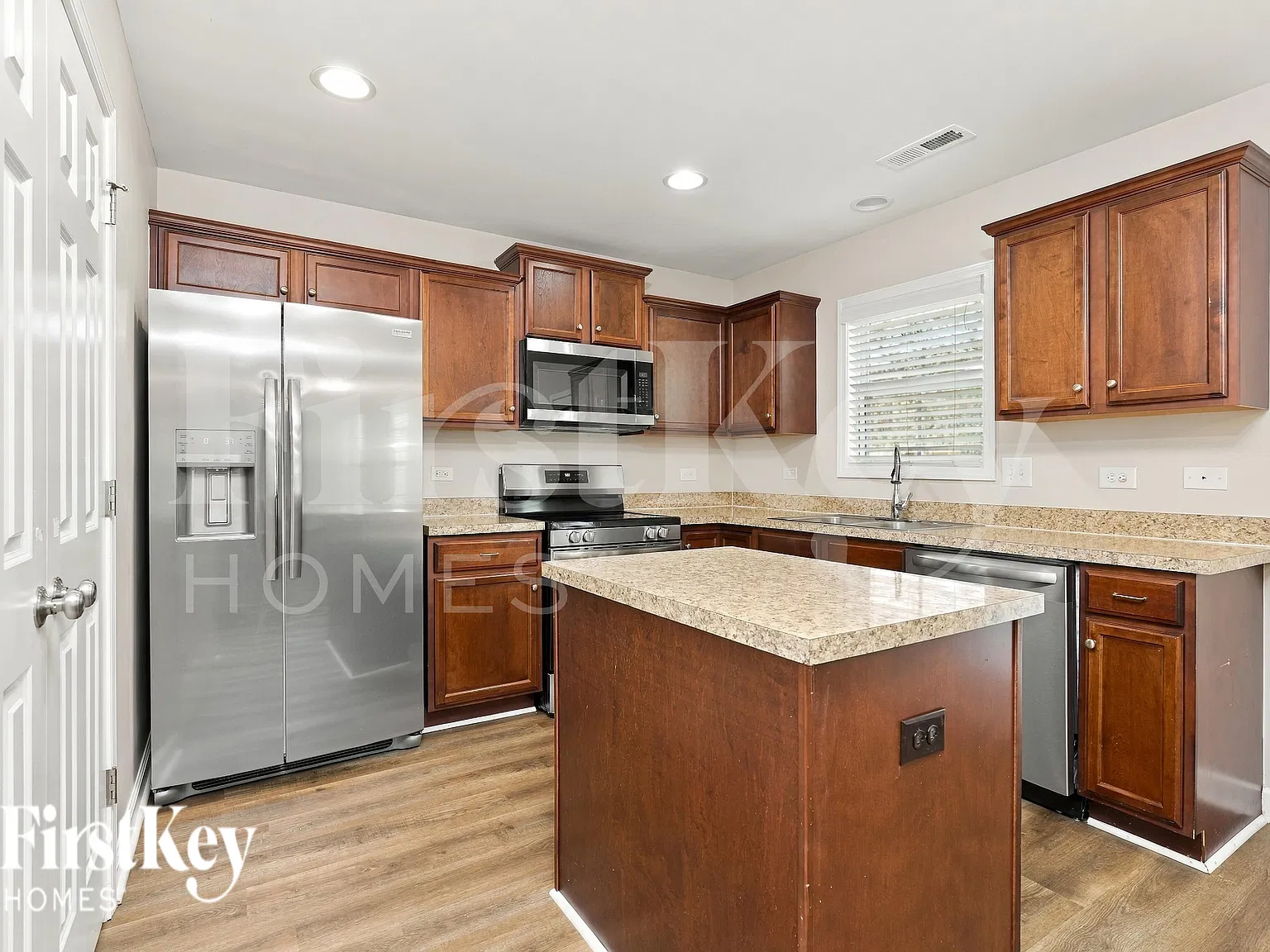 4 bed, 2.5 bath, 2084 sqft, $1,915 — Photo 4