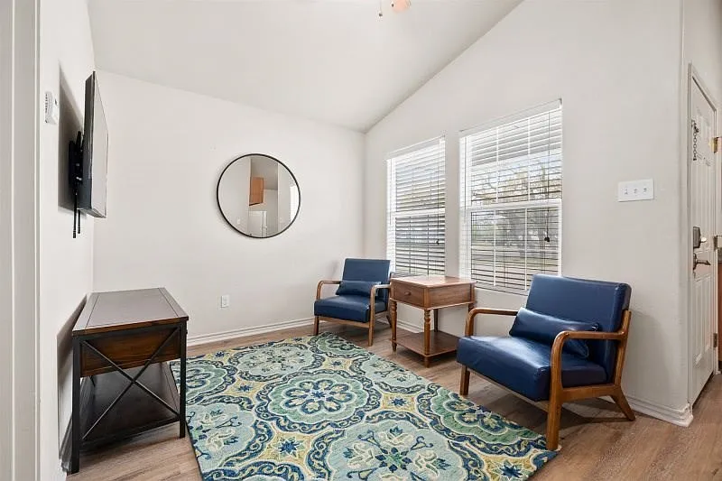 2 bed, 1.0 bath, 500 sqft, $1,400 — Photo 4