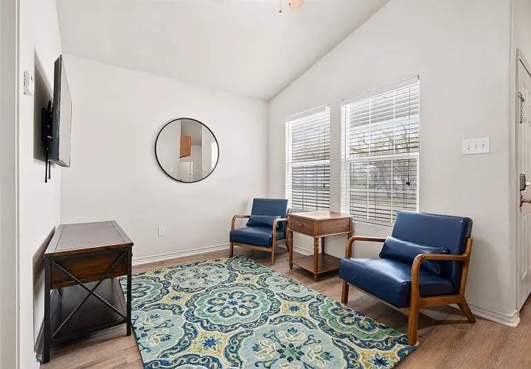 113 Gillespie #B — Photo 4