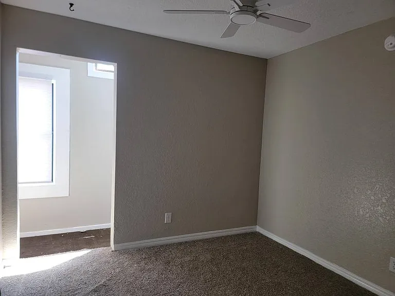 136 N Greenleaf Dr — Photo 5