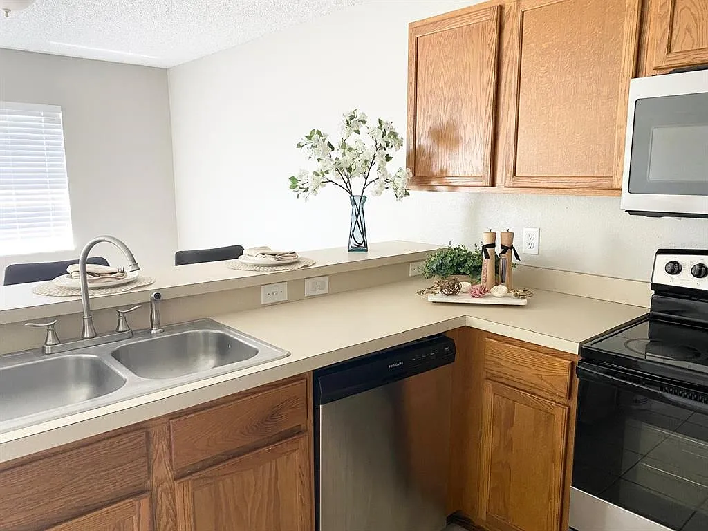 2 bed, 2.5 bath, 1296 sqft, $1,750 — Photo 3