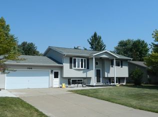 736 Fair Oaks Dr, Neenah, WI 54956