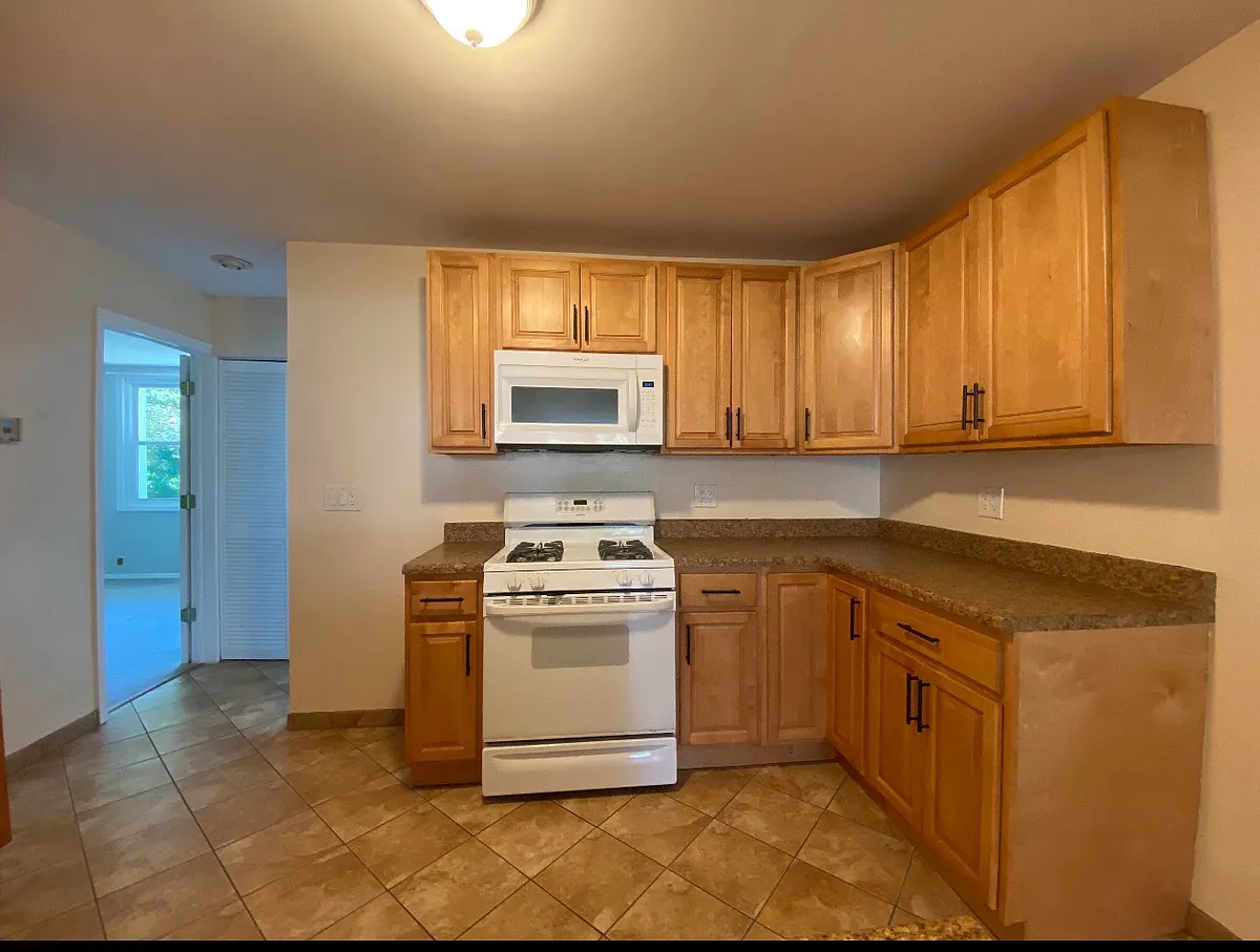 Building Photo - 8 Birchwood Ave #1
