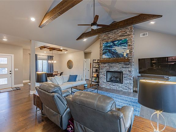 4th image of 27 Pickering Dr