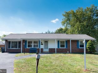 203 W Hanover Pl, Sterling, VA 20164