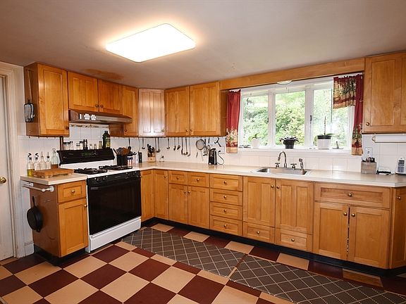 3rd image of 696 Summer St