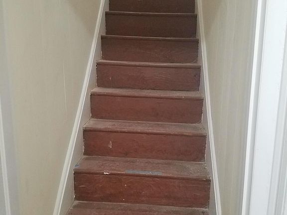 Stairs up to 2nd flr